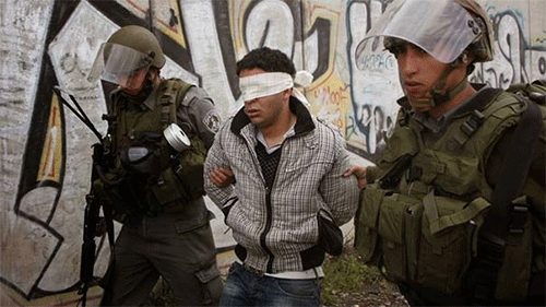 un joven palestino es detenido por soldados sionistas