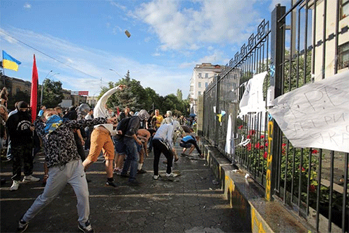 manifestantes radicales atacan con piedras la embajada de Rusia en Kiev Manifestantes radicales atacan la embajada de Rusia en Kiev