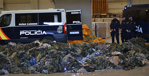 Parte de los uniformes militares destinados a Daesh incautados por la policía