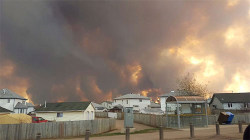 Un devastador incendio obliga a evacuar la localidad canadiense La ciudad de Fort McMurray ha sido arrasada por el fuego