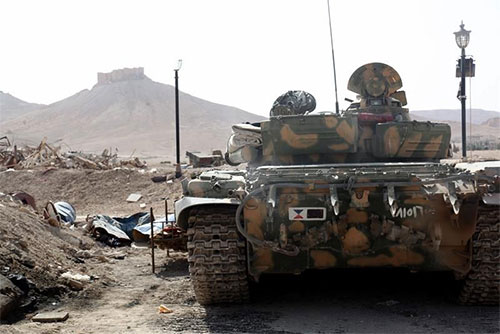 un tanque blindado sirio toma posición cerca de la ciudad de Palmira Daesh intenta avanzar por el desierto central de Siria