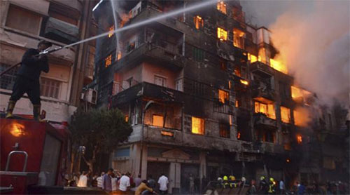 Un incendio se extiende a un mercadillo en el centro de El Cairo Un incendio se extiende a un mercadillo en el centro de El Cairo