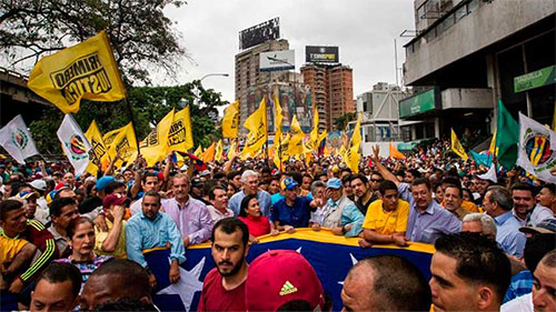 marcha de la oposición venezolana Venezuela dividida entre el referendo y la continuidad