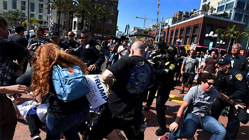 altercado entre manifestantes y partidarios de Trump San Diego se manifiesta en contra de la visita de Trump
