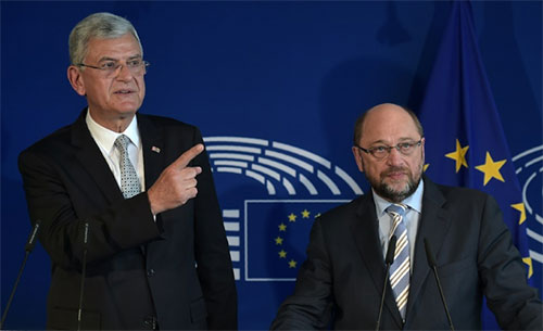 El presidente del Parlamento europeo, Martin Schulz (D), y el ministro turco de Asuntos Europeos, Volkan Bozkir Turquía se niega a modificar su ley antiterrorista como pide la UE