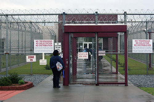 entrada del centro de detención Stewart Inmigrante palestino mantiene huelga de hambre en penal de EEUU