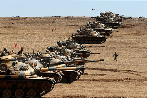 Tanques del ejército turco en la frontera con Siria Fuerzas turcas abren fuego contra civiles que escapan de los avances de Daesh