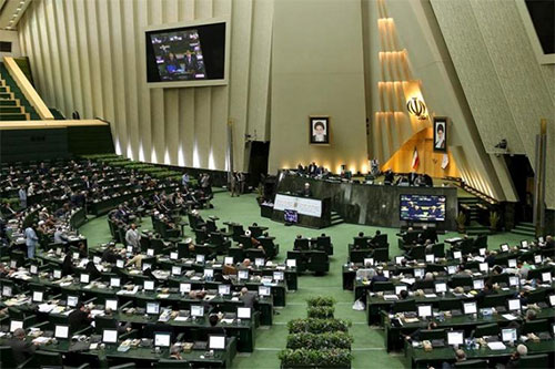 El Parlamento iraní Irán podrá exigir compensaciones a EEUU por 63 años de hostilidades