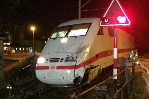 un tren choca contra un autocar en Suiza Diecisiete heridos al chocar un tren con un autocar de turistas