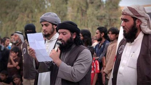un miembro de Daesh lee el veredicto de muerte Daesh ejecuta a sus milicianos enterrándoles vivos