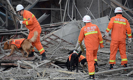 Equipos de rescate en la plataforma siniestrada Más de 67 muertos por el derrumbe de una central eléctrica en China