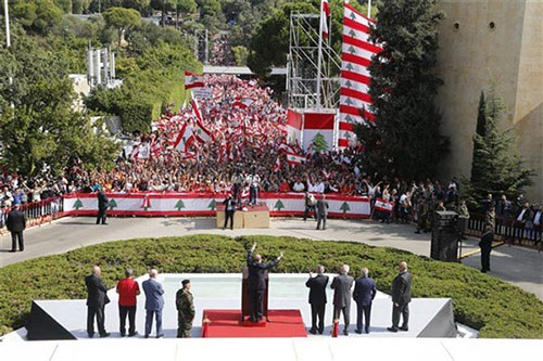las multitudes en Baabda El presidente de Líbano promete extirpar la corrupción