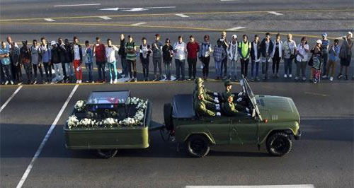 La caravana con las cenizas de Fidel parte desde La Habana hacia Santiago de Cuba Cuba se despide de su líder histórico, Fidel Castro
