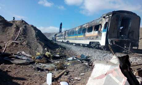 el lugar donde chocaron los dos trenes Unos 40 muertos y 100 heridos por choque de trenes en norte de Irán