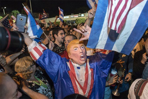 Así festejan los cubanos en Miami por la muerte de Fidel El fascismo festeja la muerte del líder de la revolución cubana