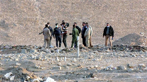 Fuerzas iraquíes investigan una fosa común con 100 cadáveres Fuerzas iraquíes investigan una fosa común con 100 cadáveres