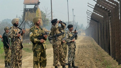 soldados indios en la frontera con Pakistán Aumenta la tensión en la frontera entre India y Pakistán