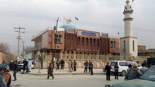 Agentes de seguridad hacen guardia ante la mezquita Se elevan a 27 los mártires y 35 los heridos en el ataque a una mezquita en Kabul