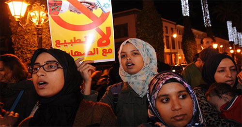 Activistas protestan contra la presencia de la entidad sionista en la cumbre del clima Manifestantes queman la bandera israelí en Marruecos