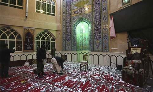el interior de la mezquita chií de Baqir-ul-Olom tras el atentado terrorista El Gobierno afgano suspende a 4 jefes de Policía tras el atentado en Kabul