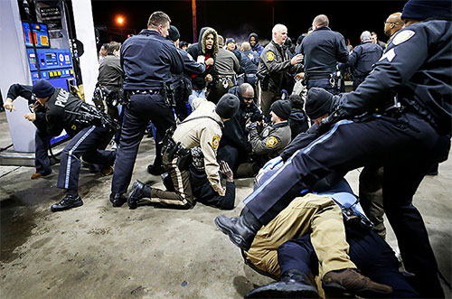 Sindicato policial pide disculpas por injusticias históricas Intentan calmar la furia de la comunidad negra en Estados Unidos