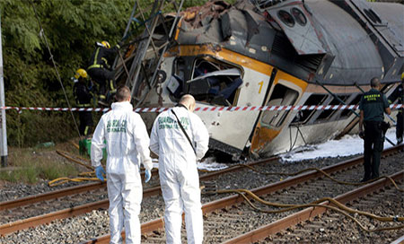 El tren siniestrado en Galicia Al menos cuatro muertos al descarrilar un tren en Galicia