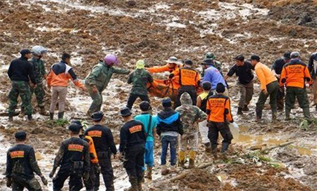 Equipos de rescate en la isla de Java Más de 11 muertos por alud de tierra en indonesia