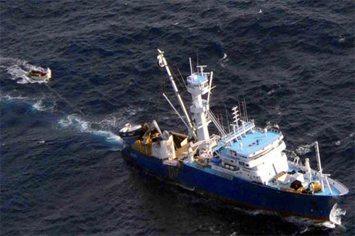 Liberan a tripulantes de barco secuestrado en aguas somalíes Liberan a tripulantes de barco secuestrado en aguas somalíes