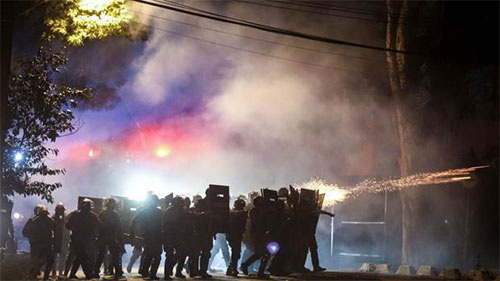 Policías y manifestantes se enfrentan durante la huelga general Enfrentamientos junto a la vivienda del presidente de Brasil