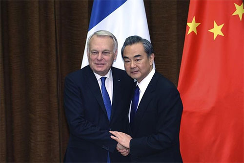 ministro chino de Exteriores, Wang Yi, con su homólogo francés, Jean-Marc Ayrault China advierte que, si hay una guerra, todos pierdan y nadie resultará ganador
