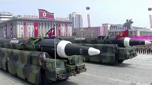 Pyongyang exhibe su poderío militar en el desfile del Día del Sol Pyongyang exhibe su poderío militar en el desfile del Día del Sol