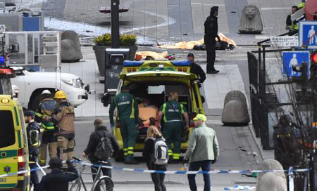 Atentado en Centro de Estocolmo Más de tres muertos tras ser atropelladas por un camión en Estocolmo