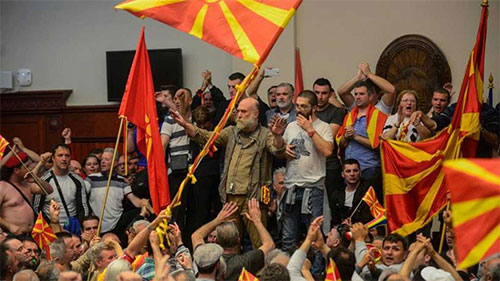 Manifestantes invaden el Parlamento macedonio Manifestantes invaden el Parlamento macedonio y agreden a los diputados