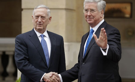 Michael Fallon y James Mattis El Pentágono consultó a RU antes de lanzar el ataque contra Siria