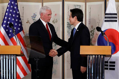 El vicepresidente de Estados Unidos, Mike Pence, con el presidente en funciones surcoreano, Hwang Kyo-anh Estados Unidos amenaza a Corea del Norte