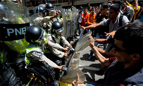 forcejeo entre policías y manifestantes Cerca de 100 policías han sido heridos durante las protestas en Venezuela