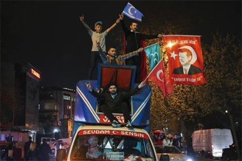 partidarios de Erdogan celebran victoria Erdogan declara victoria en referendo