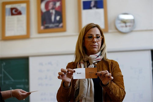 la observadora austriaca Alev Korun Denuncian votos no sellados en el referéndum de Turquía