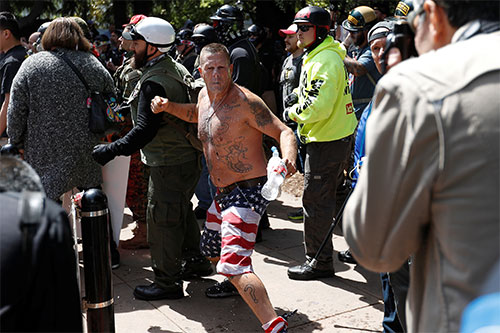 Enfrentamientos entre simpatizantes de Trump y manifestantes en California