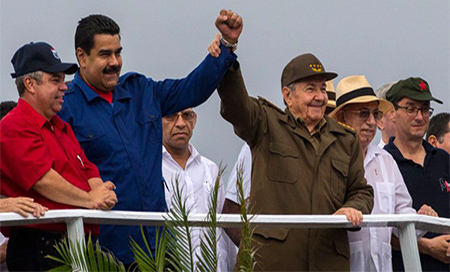 Los presidentes Nicolás Maduro y Raúl Castro Castro felicita a Maduro la Asamblea Constituyente