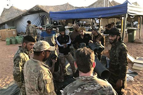 armados en la base Tanaf controlada por EEUU Un grupo de armados se entrega con sus armas al Ejército sirio