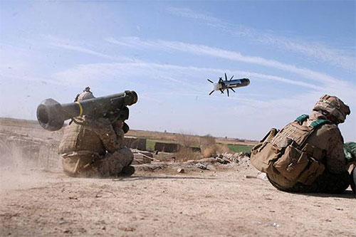 un lanzador de misiles con un sistema Jabalina FGM-148 Armas de fabricación estadounidenses en poder de terroristas