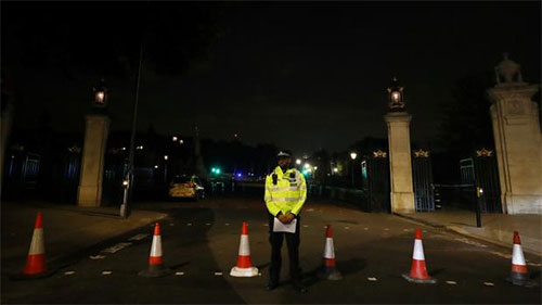 atacan a dos policías cerca del palacio de Buckingham Un hombre detenido tras atacar a dos policías cerca del palacio de Buckingham