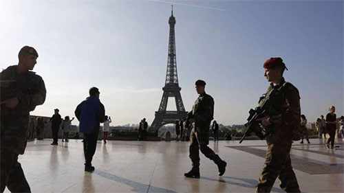 fuerzas de seguridad en París Un hombre atropella a seis militares con su vehículo en la periferia de París