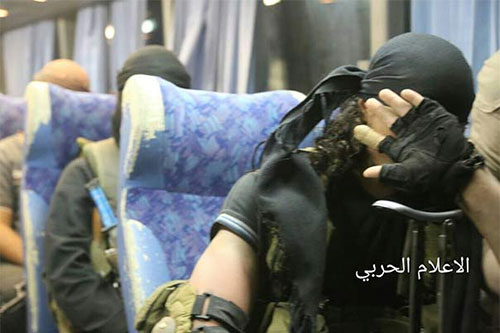 terroristas de Al Nusra abandonan Líbano Los terroristas de Al Nusra abandonan Líbano bajo banderas de Hezbolá y el Ejército