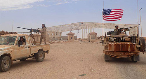 en la base militar de Al Tanaf en suelo sirio EEUU vende armas a Daesh a través de mediadores
