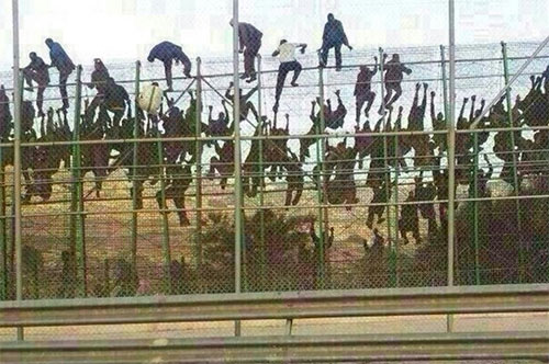 salto masivo de inmigrantes a la valla de Ceuta Cientos de inmigrantes cruzan a pie la frontera de Ceuta