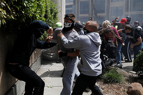 Enfrentamientos entre simpatizantes de Trump y manifestantes en California