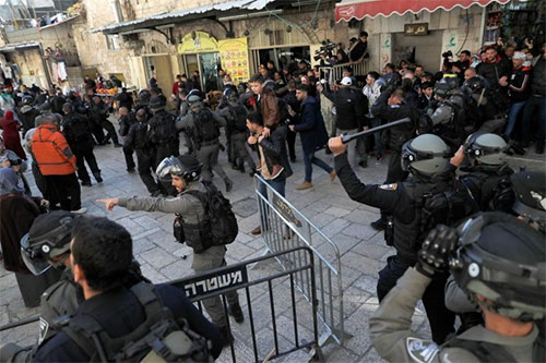 policías israelíes en Al Quds Día de ira en Palestina ocupada tras el anuncio de Trump