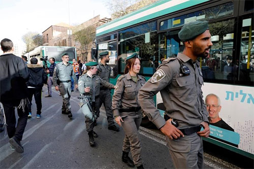 guardias israelíes en la Estación Central de autobuses de Al Quds ocupada